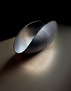 Muschelschale aus Esche gebürstet und gebeizt